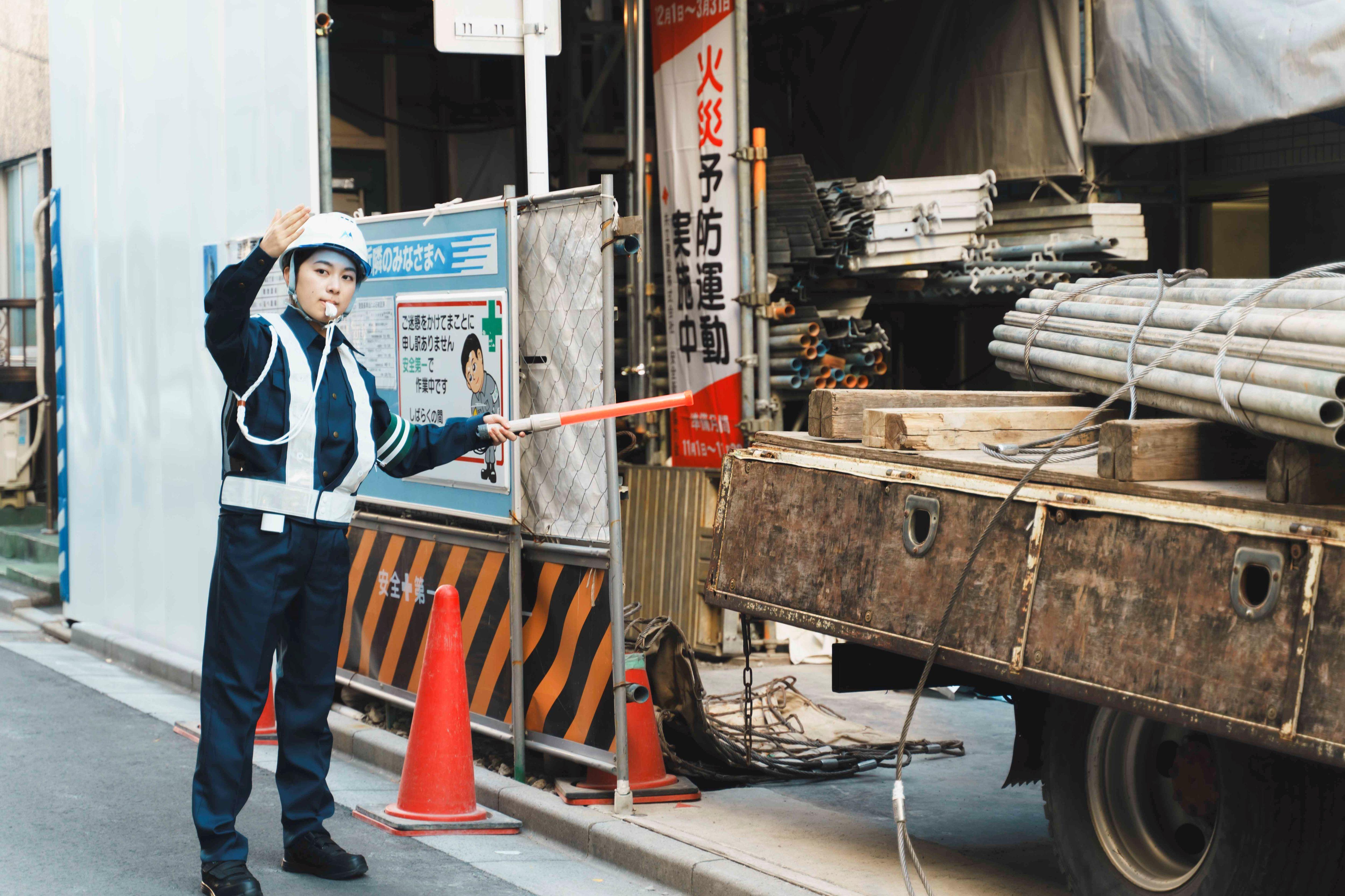 歩行者と車の誘導・警備スタッフ/日給14,000円♪【本社】